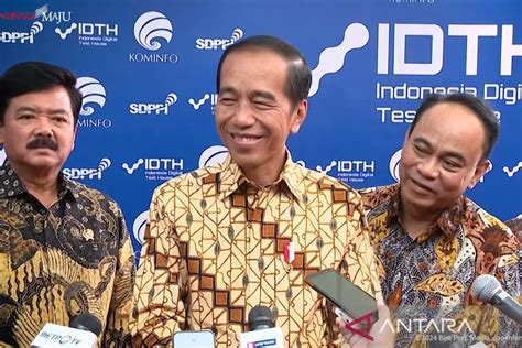 Jokowi Tersenyum Lebar Merespons Soal Inisiasi Pertemuan Prabowo Mega