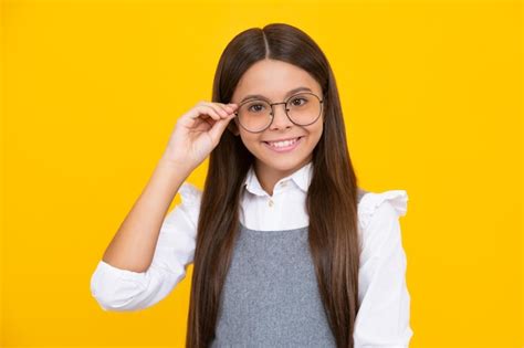 Retrato de menina adolescente de óculos garoto no teste de visão menina