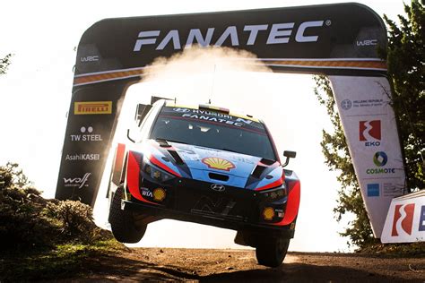 Acrópolis Rally Neuville lidera el histórico triplete de Hyundai