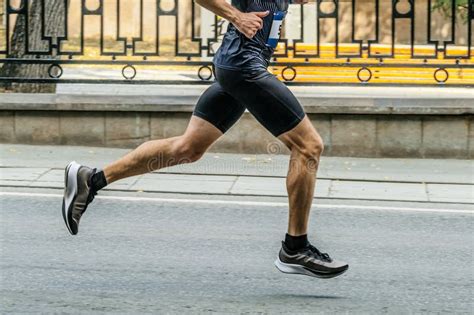 Corredor Masculino En Pesas Negras Corriendo Maratón De La Ciudad