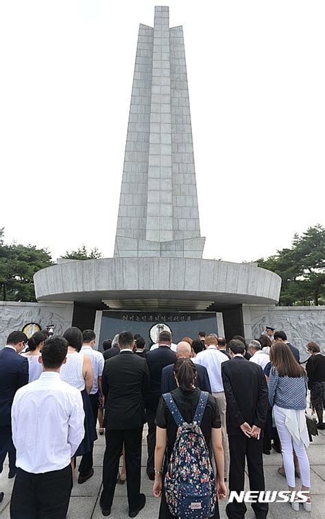 참배하는 독립유공자 해외거주 후손들