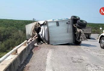 Vuelca tráiler en puente el Prieto sobre la carretera Tampico Valles