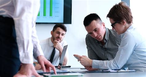 Reunión de socios comerciales en la oficina moderna Foto Premium