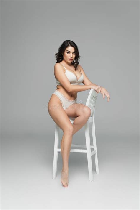 Mulher Sexy Na Lingerie Sentada Em Imagem De Stock Imagem De Sensual