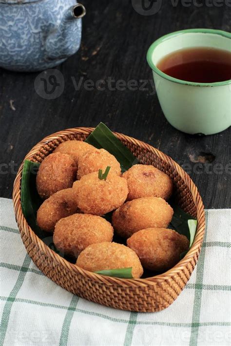 Misro Amis Di Jero Grated Cassava With Palm Sugar Filling