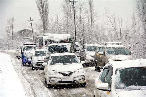 Fresh snowfall in hills of Kashmir, rains lash Valley - Jammu Kashmir ...