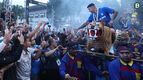 Foto Akhiri Pawai Juara Bri Liga Di Gedung Sate Penggawa