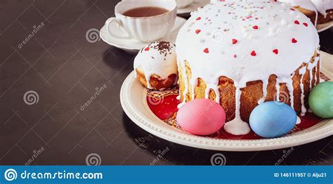 Torta De Pascua Y Primer Colorido De Los Huevos Concepto Feliz Del