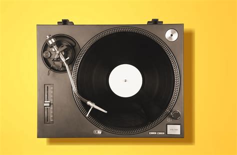 Tocadiscos de vinilo vintage sobre fondo naranja tecnología de sonido