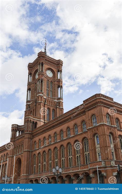 Rotes Rathaus Town Hall in Berlin Stock Photo - Image of flag, brick ... 