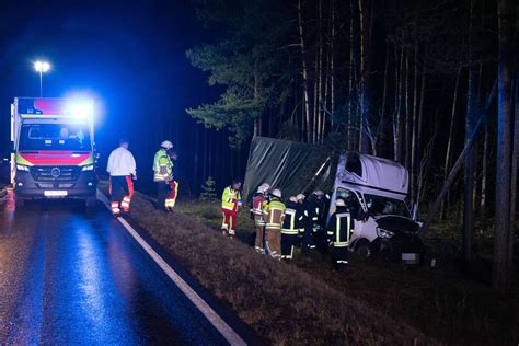 Transporter Bei Roggosen Gegen Baum Geprallt Zwei Verletzte Bei Unfall