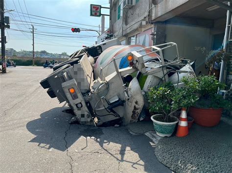 高雄驚現天坑！預拌混泥車側翻 「卡」洞驚險畫面曝光 交通 太報 Taisounds