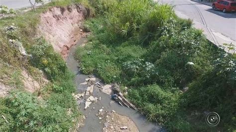 Esgoto a céu aberto incomoda moradores do Jardim América em Várzea