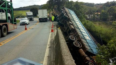 Carreta Cai Em Ponte Na BR 040 E Motorista Morre Perto De Santos Dumont