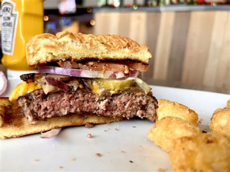 A Burger A Week Geckos Grill And Pub Dinesarasota