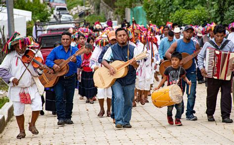 Indígenas tzotziles cumplen festividad religiosa pese a violencia en