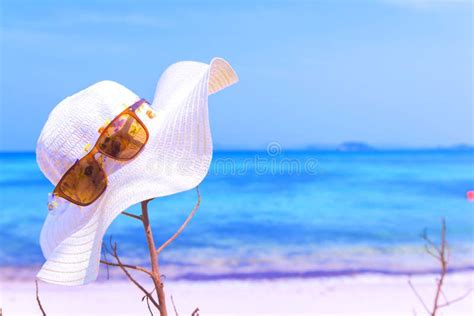 Hat And Sunglasses On Tropical Sand Beach Sunglasses On The Beach Beautiful Sea View Wallpaper