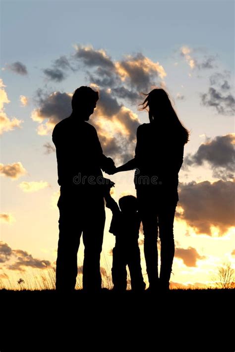 Familie Mit Kleinkind Schattenbild Bei Sonnenuntergang Stockfoto Bild