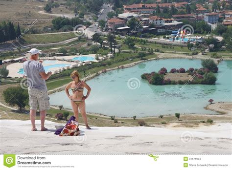 Jeune Femme Dans Prendre Un Bain De Soleil De Bikini Image stock éditorial Image du bikini