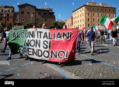 Movimiento delle mascherine tricolori fotografías e imágenes de alta