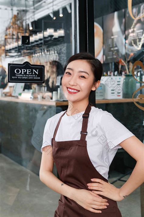 咖啡店门口迎接顾客的女服务员 包图企业站