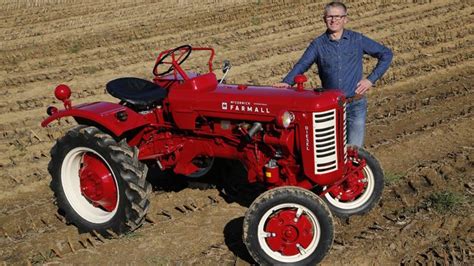 Le Farmall F D Est Un Mod Le Particuli Rement Embl Matique Chez Mccormick