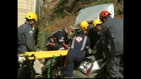 Caminh O Passa Por Cima De Carro Na Br No Norte De Minas Gerais