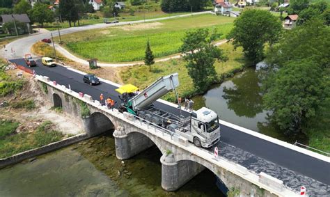 FOTO Molinarijev most u Ogulinu dobio završni sloj asfalta Radio