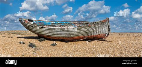 Verfallenes Holzboot Am Strand Fotos Und Bildmaterial In Hoher