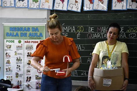 DIA MUNDIAL DA SAÚDE BUCAL Entrega de kits de higiene oral para