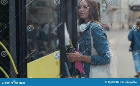 Mujer Que Entra En La Puerta De La Tranv A Moderna En La Estaci N Foto