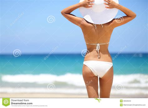 Vacances De Plage Femme Chaude Dans Le Chapeau De Soleil Et Le Bikini