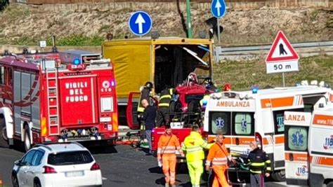 Terribile Incidente Sulla Siracusa Catania Scontro Tra Due Mezzi Un