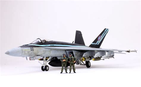 US Navy Top Gun Maverick F/A-18E Super Hornet /w 02 Pilots 1:48 built and Painted by ...