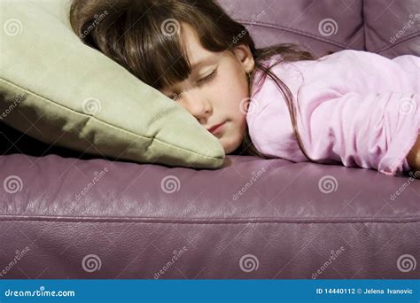 Niña Dormida En El Sofá Foto De Archivo Imagen De Mentira 14440112