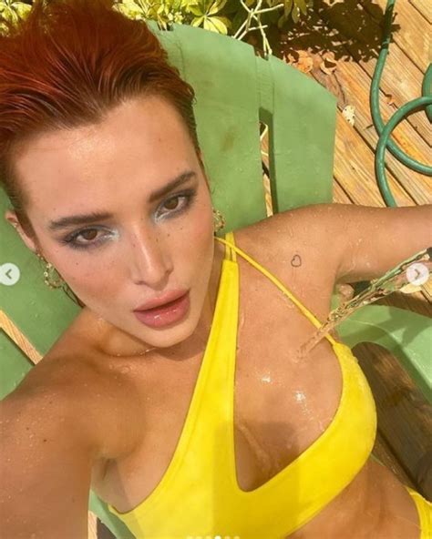 Bella Thorne In Bikini Sfoggia Curve Bollenti E Accessori Per Oltre