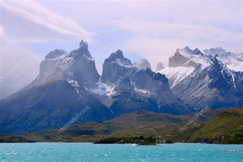 Macizo De Cuernos Del Paine Con Nubes En El Lago Peho Parque Nacional