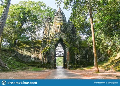 Entrada Del Templo De Bayon Puerta De Angkor Thom Siem Reap Camboya