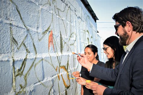 Pintando Nuestra Historia Vecinas Y Artistas Visuales Crean Mural