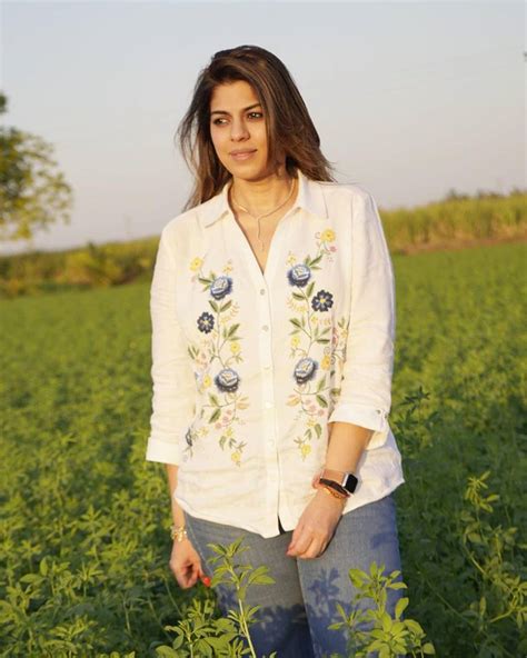 crores shah rukh khans manager pooja dadlani earns