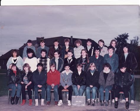 Photo De Classe 2eme ANNEE BEP AGENT ADMINISTRATIF 1984 1985 De 1984