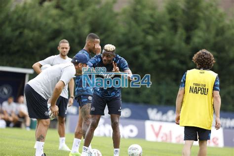 Osimhen Mario Rui Show Che Risate Si Sfidano In Allenamento