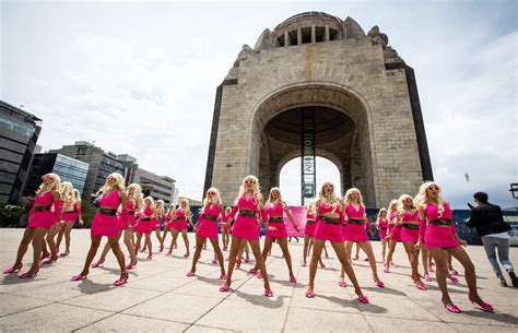 Angelyne, la nueva serie de Universal +, llega a México y Latinoamérica con performances y ...