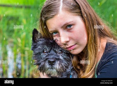 Jolie fille blonde et son chien Banque de photographies et dimages à haute résolution Alamy