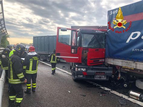 Cavernago Grave Incidente Stradale Tra Camion E Furgone Un Morto E Un