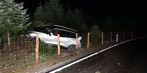 Oberuzwil Sg Autofahrerin Prallt In Zaun Und Tannen Ausweis Weg