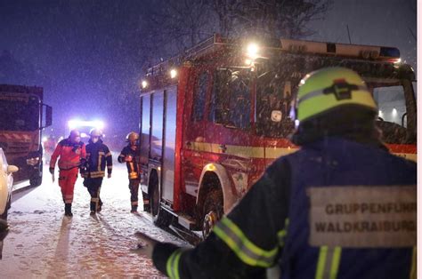 Unfall Auf Schneeglatter Stra E Zwischen Ampfing Und Waldkraiburg