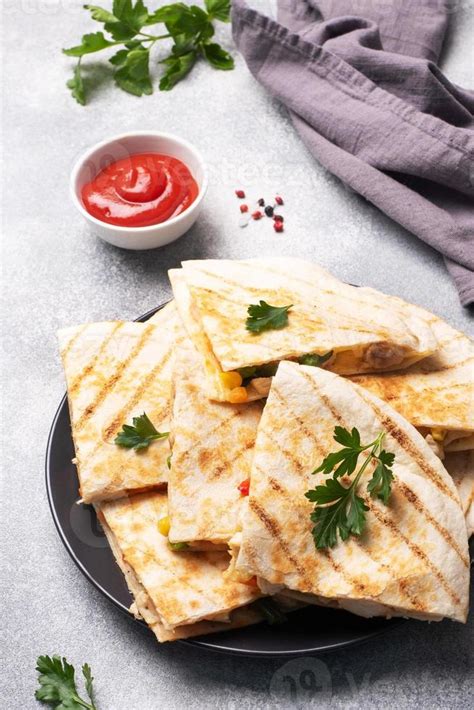 Tranches Triangulaires D Une Quesadilla Mexicaine Avec La Sauce Le