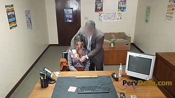 Sra Rhea hay una forma en que su hijastro puede salir de este lío XVIDEOS