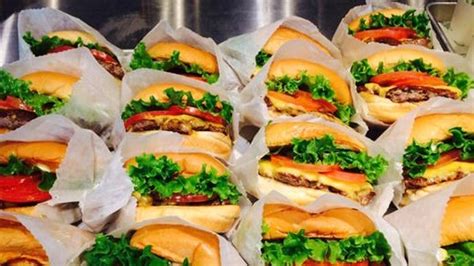 行列もガマン いちょう並木を眺めながら味わう、ny発のハンバーガー「shake Shack」。（mayumi Numao） Vogue